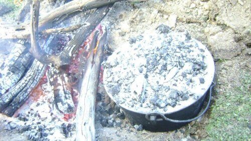 Camp oven with coals on lid